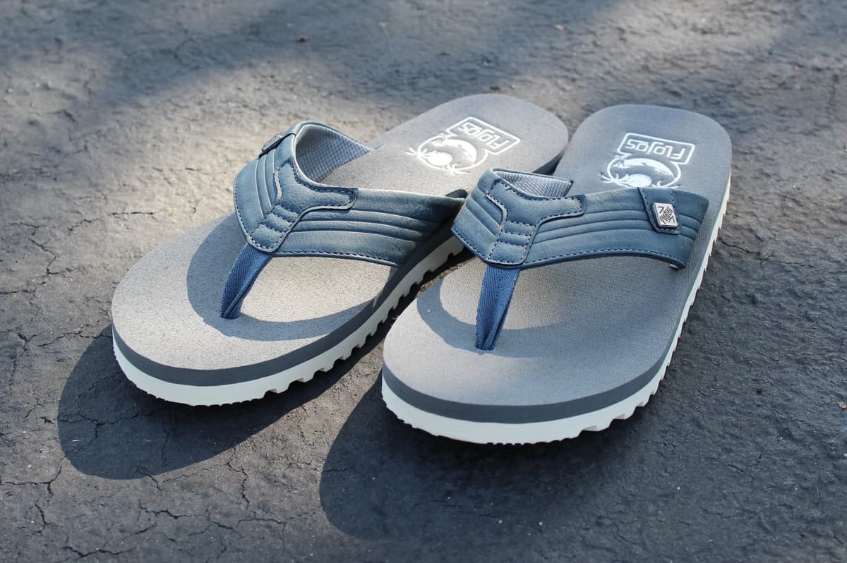 How to Buy and Wear Thong Sandals at Any Time of Year